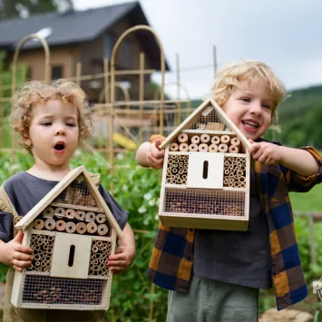 Hotel dla owadów w ogrodzie
